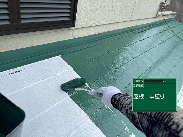 加古川市　屋根の中塗り作業